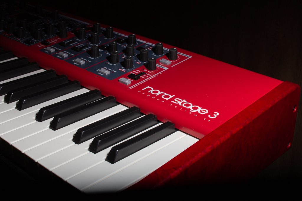 Variedad de teclados y pianos disponibles para agregar un toque melódico a tus presentaciones en Live Room.